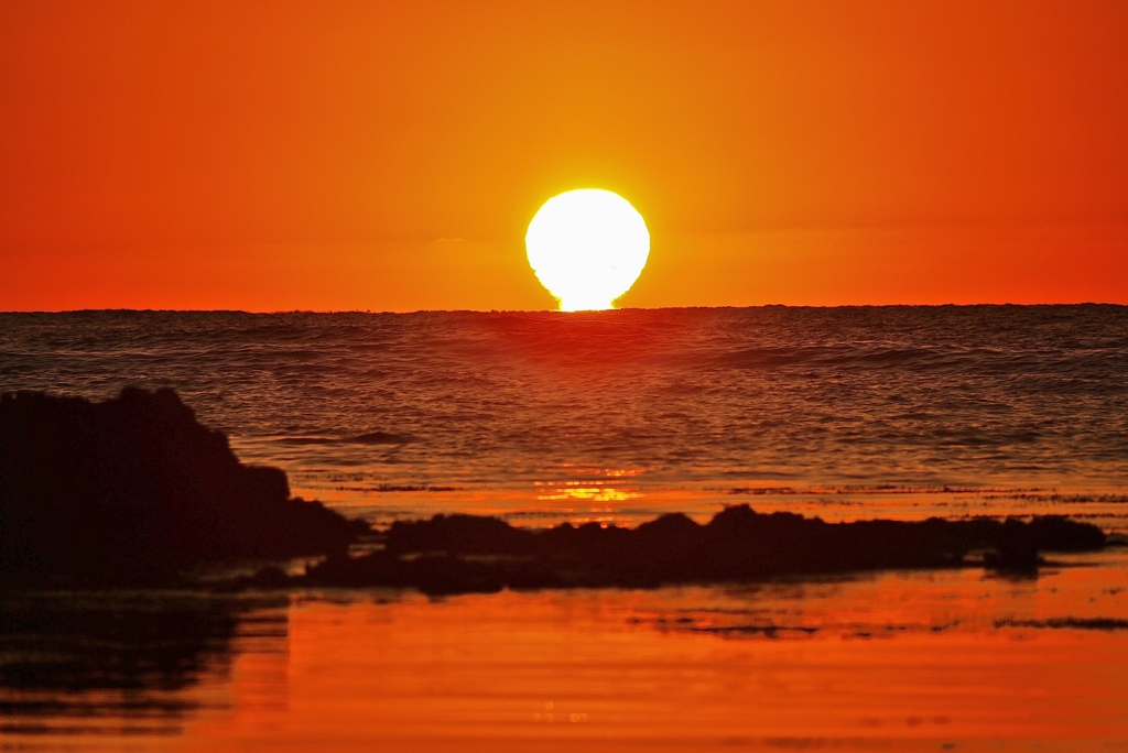 洛陽　ダルマ夕陽　能登は百浦海岸
