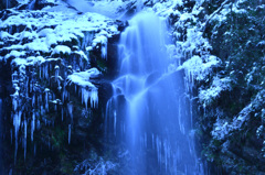 雨乞の滝雪模様