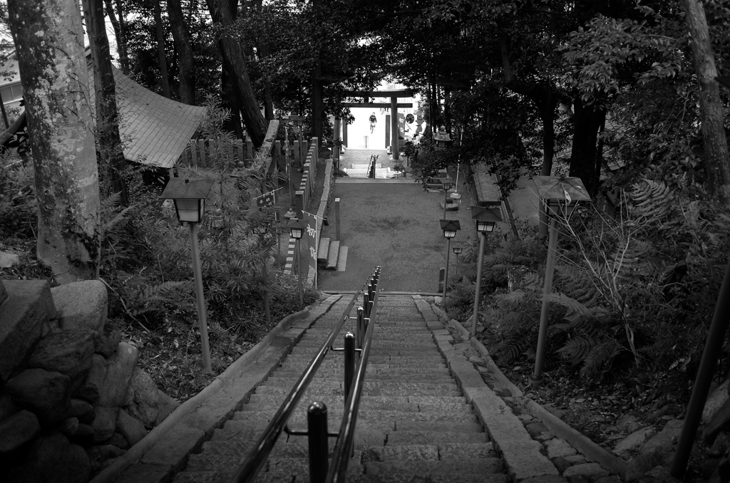 烏帽子の形の小山の神社