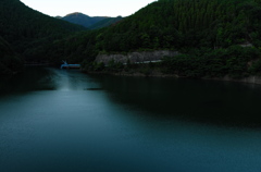夕刻のダム湖