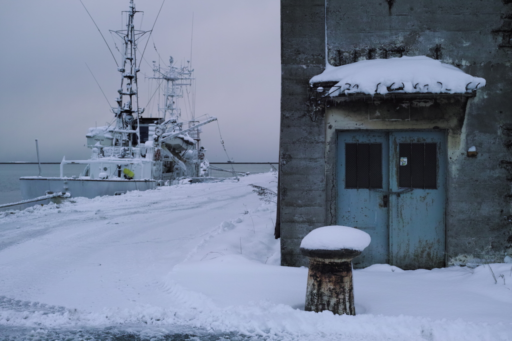 荷揚げ場の雪