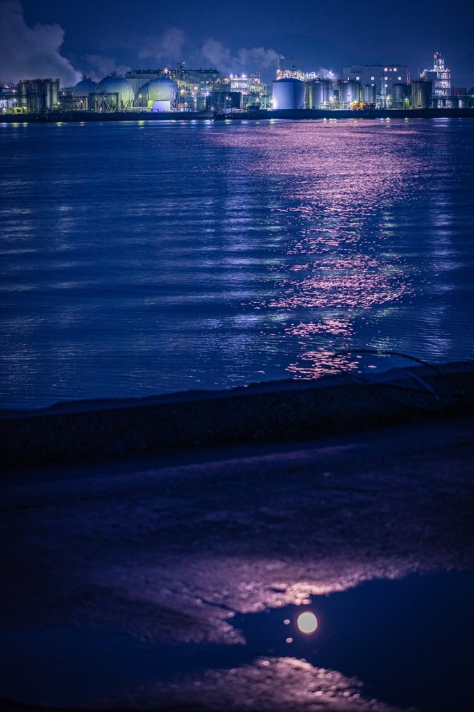 雨上がりの工場夜景