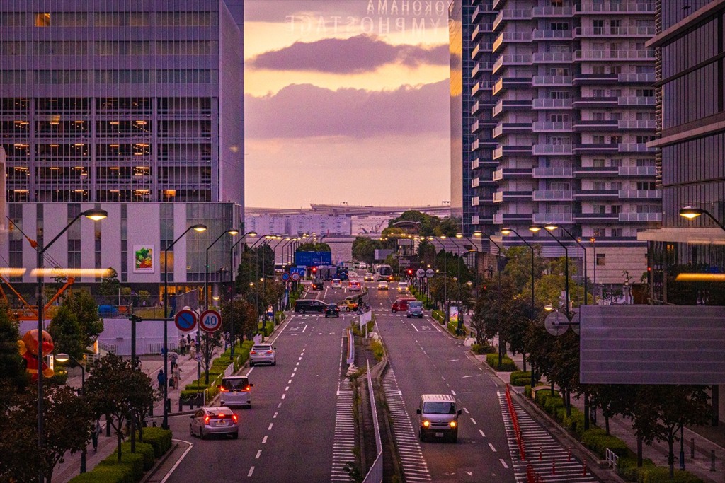 みなとみらい歩道橋より東を望む