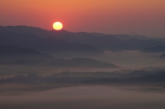 山里の夜明け