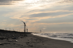 午後の浜辺と風車