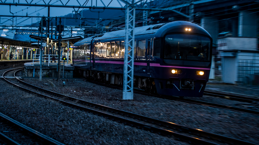 お座敷列車「華」