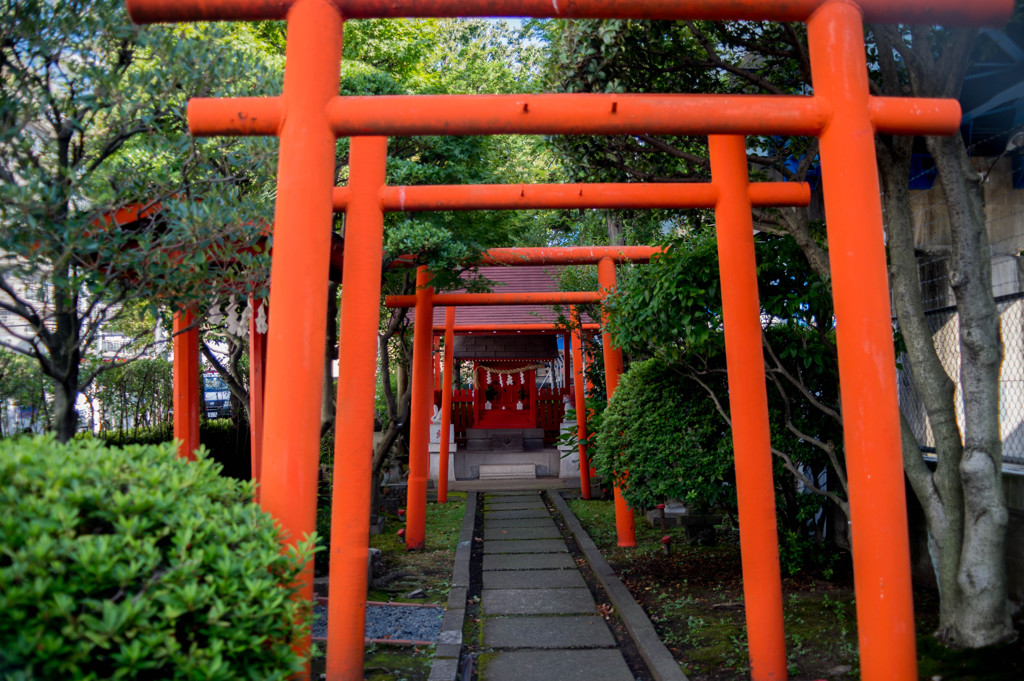 ガス会社の敷地内の神社