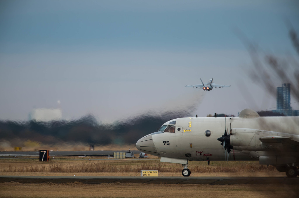 P-3Cの護衛機、NF-300離陸