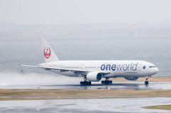 JAL　B777　離陸滑走