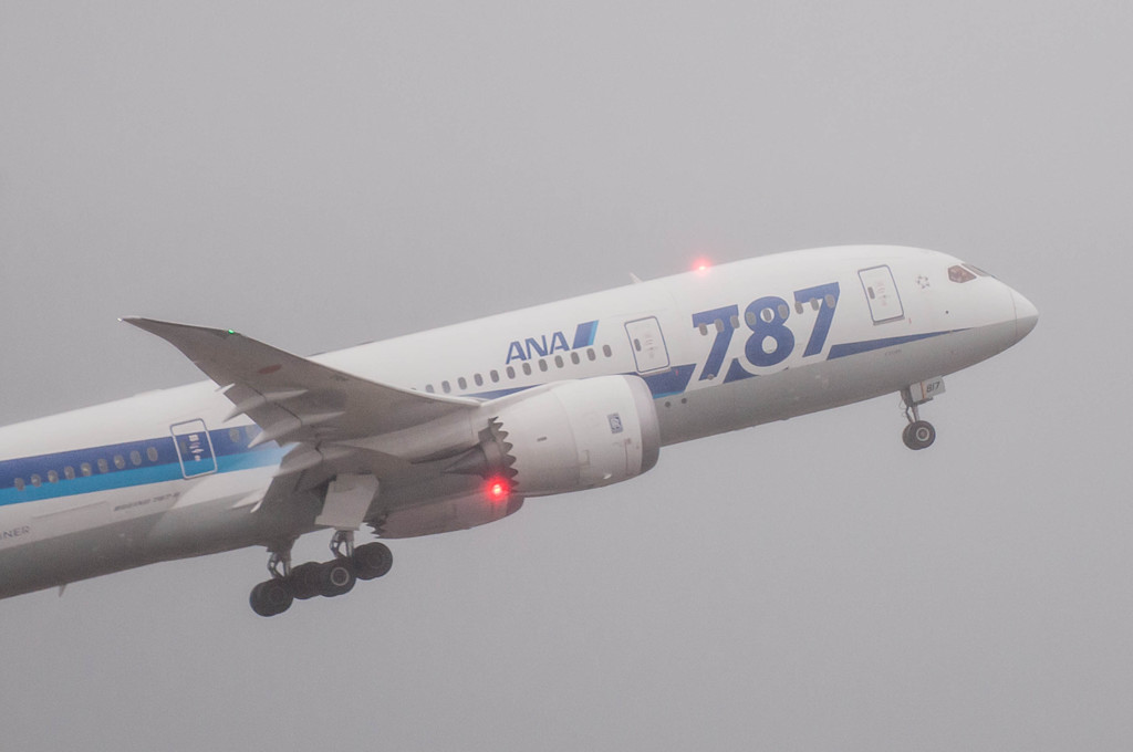 ANA　B787　雨の離陸上昇