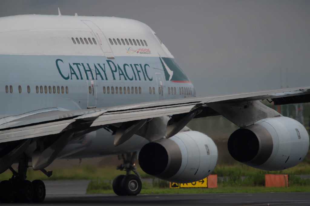 D滑走路へ向かうB747