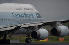 D滑走路へ向かうB747