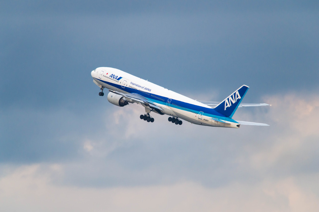 D滑走路から離陸するANA　B777