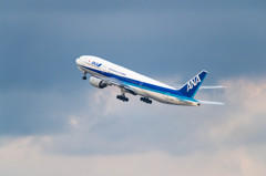 D滑走路から離陸するANA　B777