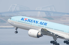 ゲートブリッジとB777