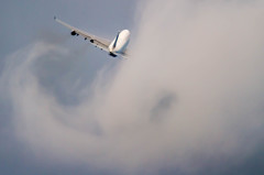 雲を切り裂くB747