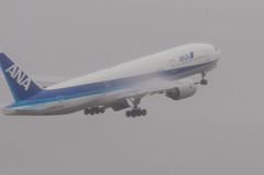 ANA　B777　雨の離陸上昇