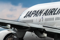 D滑走路へ向かうJAL　B777