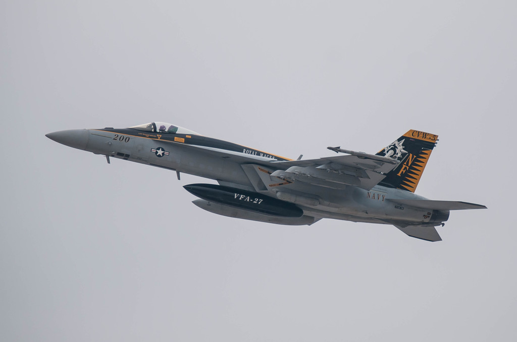 F/A-18E[CVW-5/VFA-27(Royal Maces)/NF-200