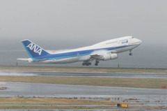 ANA　B747　雨中離陸