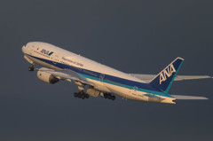 一瞬出た夕日に照らされて・・・