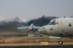 P-3Cの護衛機、NF-306離陸