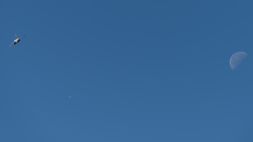 T-4と787と月