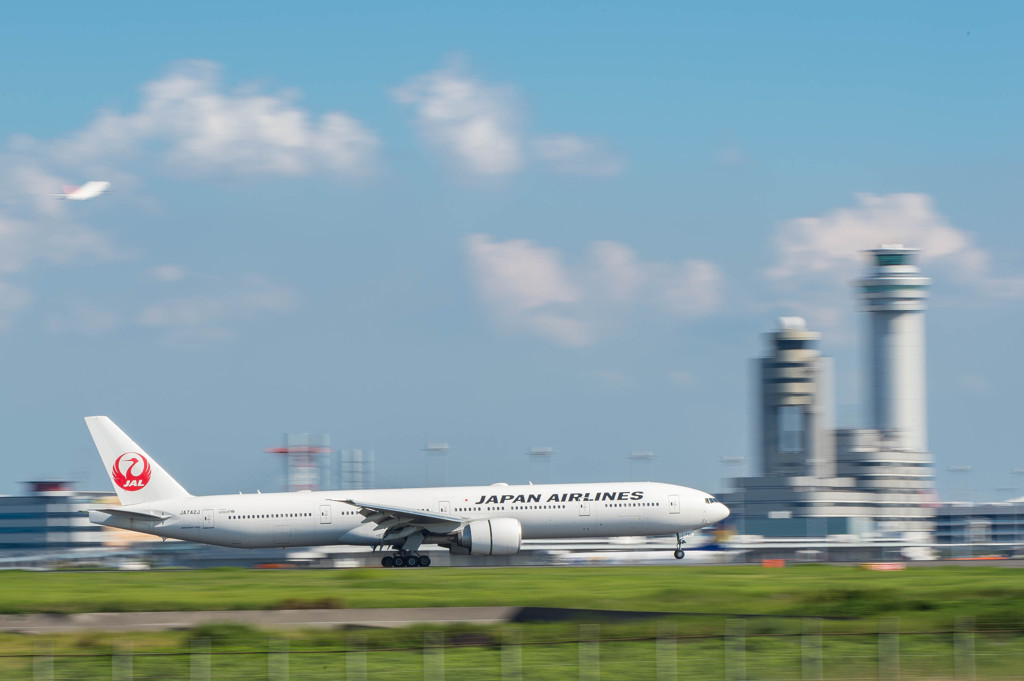 タワー前　JAL　B777