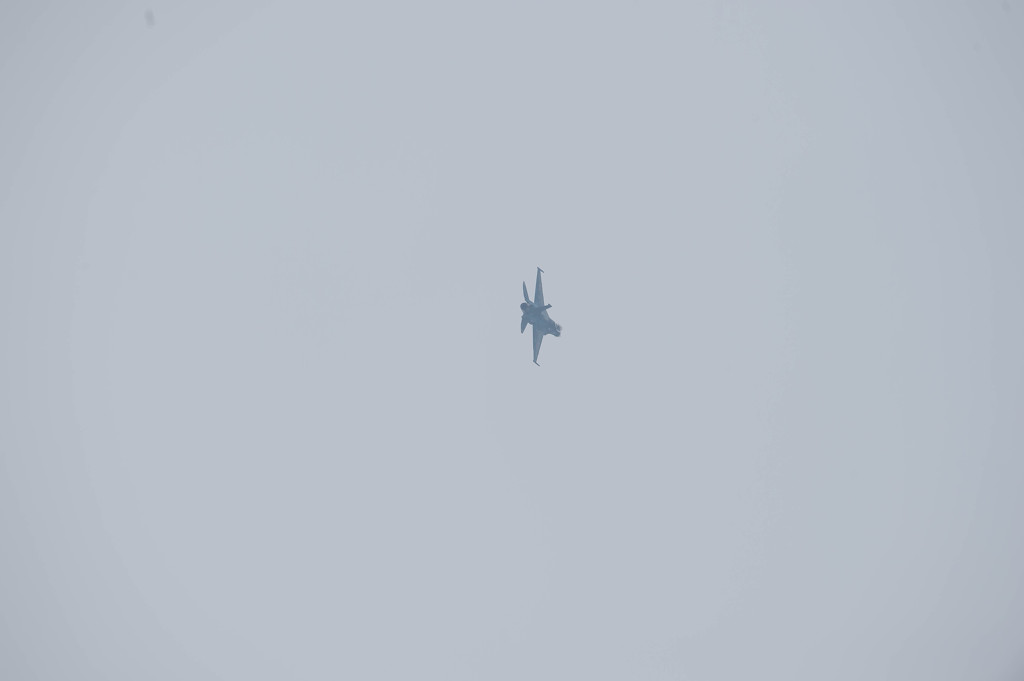 写程外へ逃げるF-2