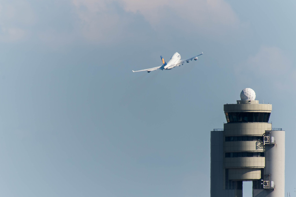 タワーとルフトハンザB747