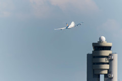 タワーとルフトハンザB747