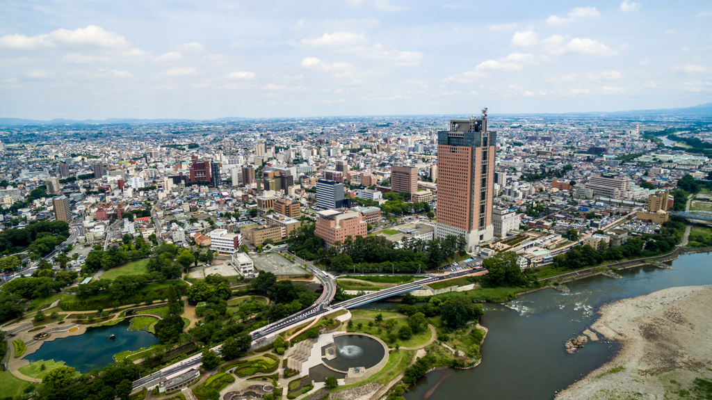 公園の中の庁舎