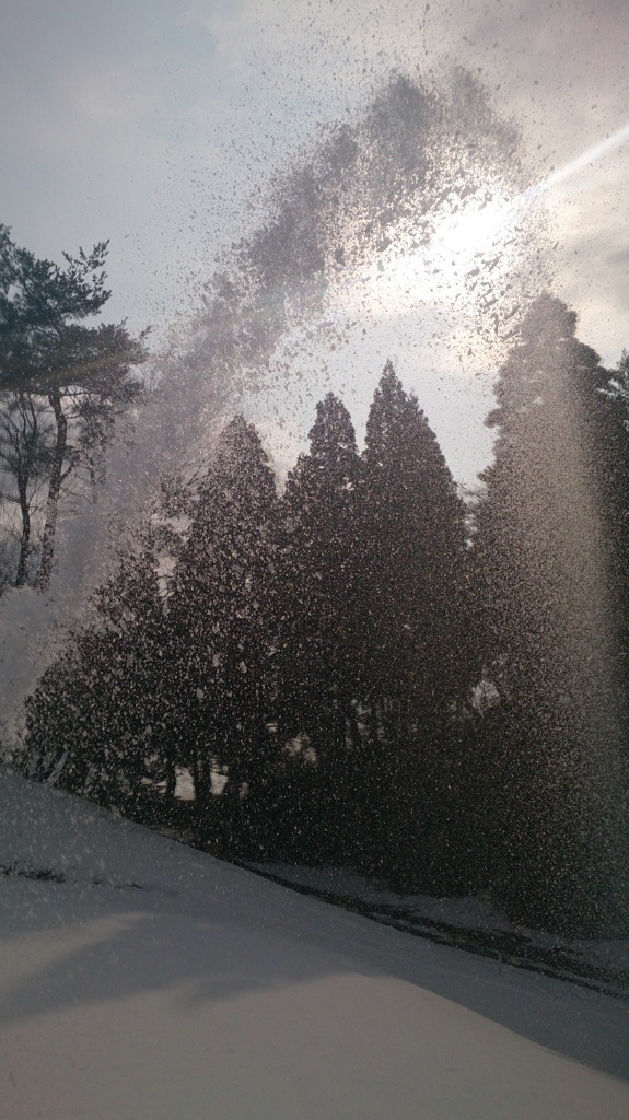 光る除雪の雪