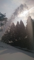 光る除雪の雪