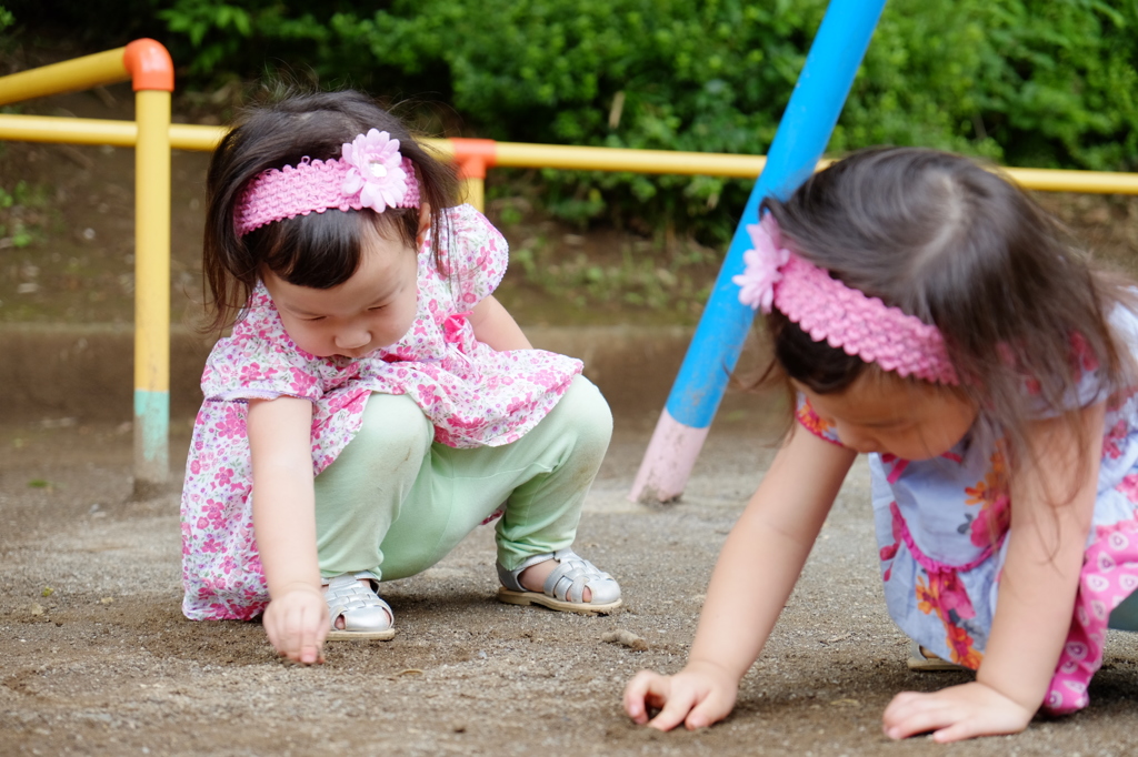 公園で遊ぶ子供