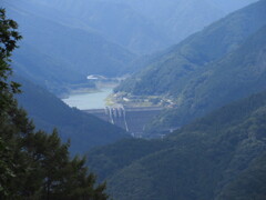 山から見えるダム