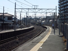 曲がっている駅のホーム