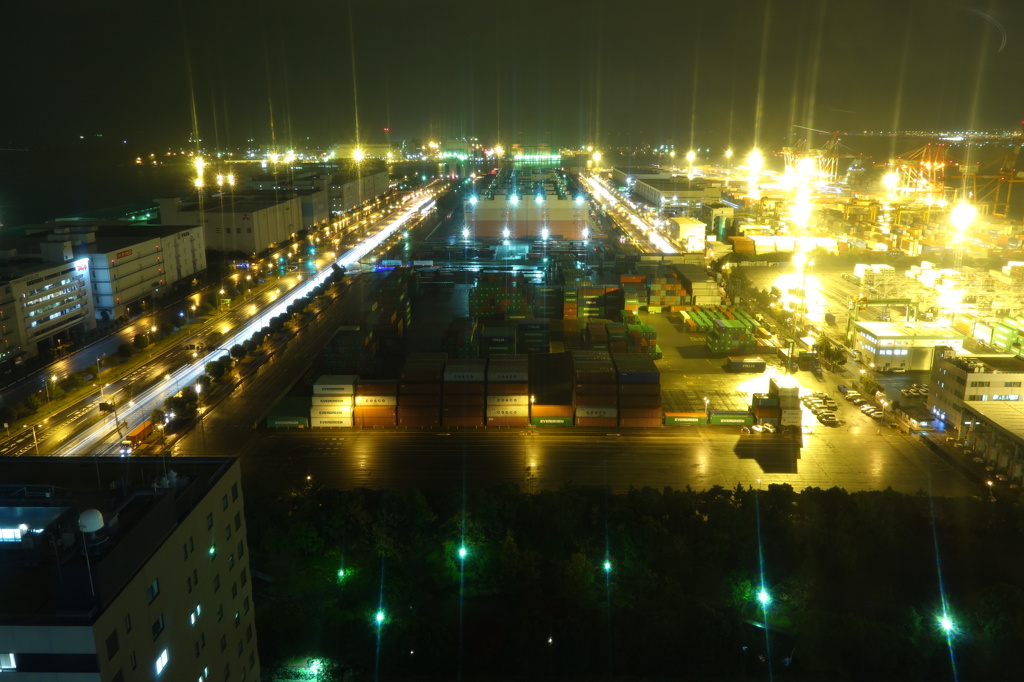 光のコンテナヤード