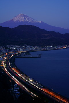 薩埵峠から夜の富士を望む