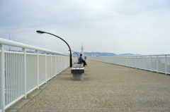 まだ肌寒い朝の海に