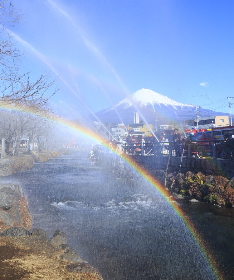 消防出初式　放水で虹