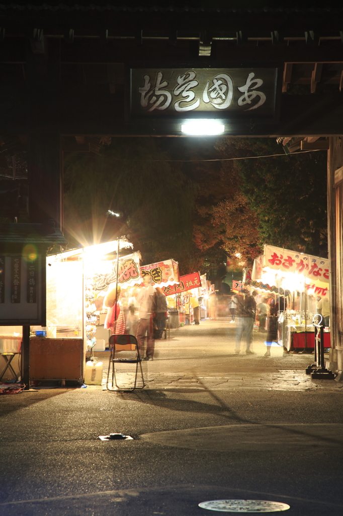 お会式　参道の露店と総門