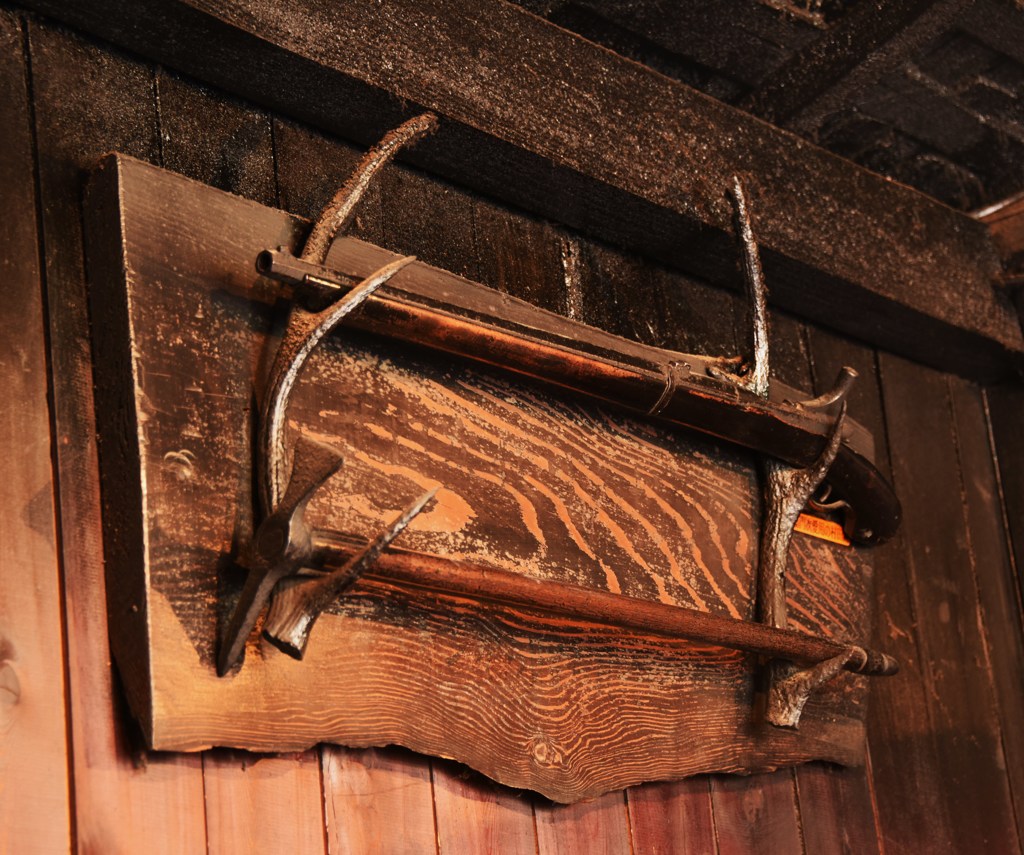 猟銃とピッケル