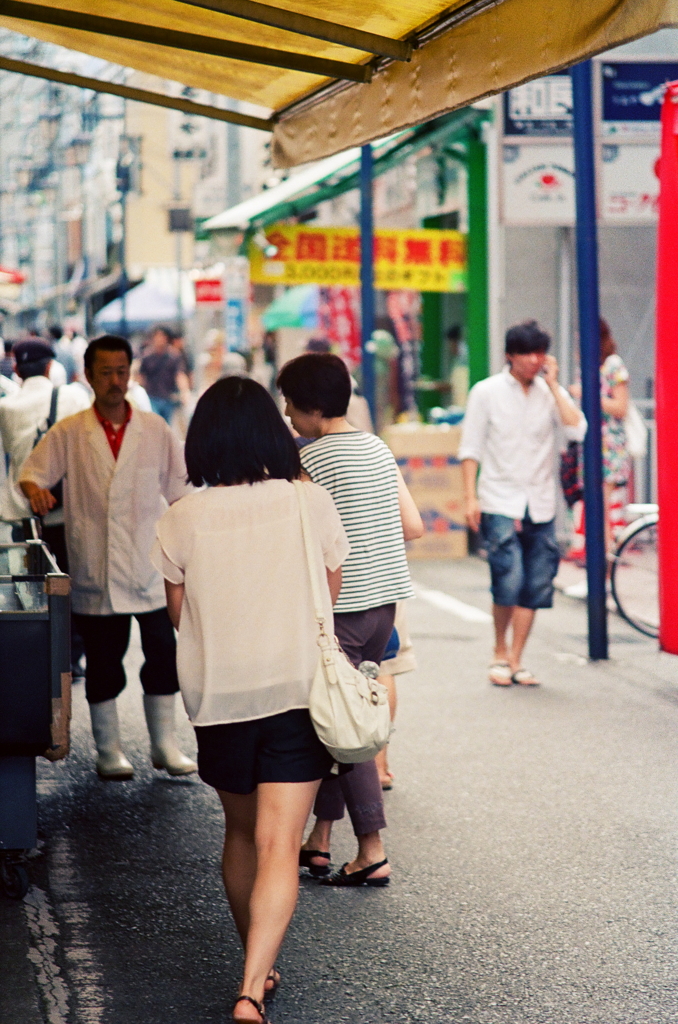 商店街を行く