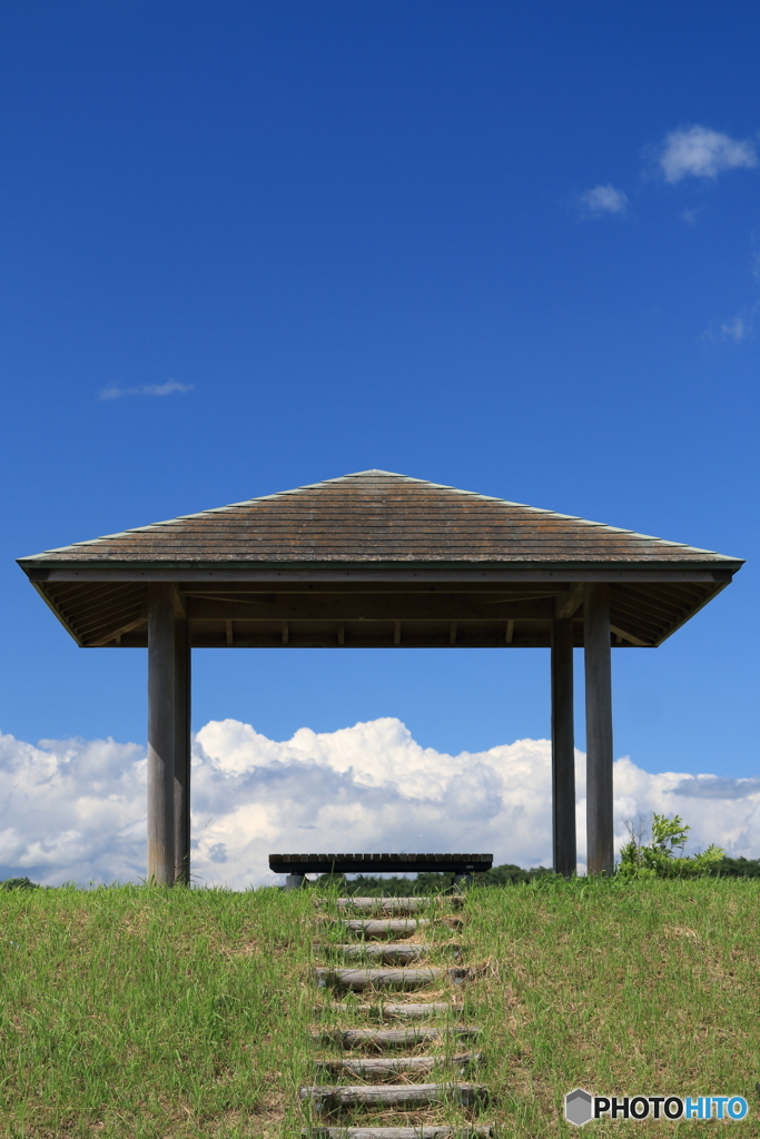 丘の向こうは夏の空