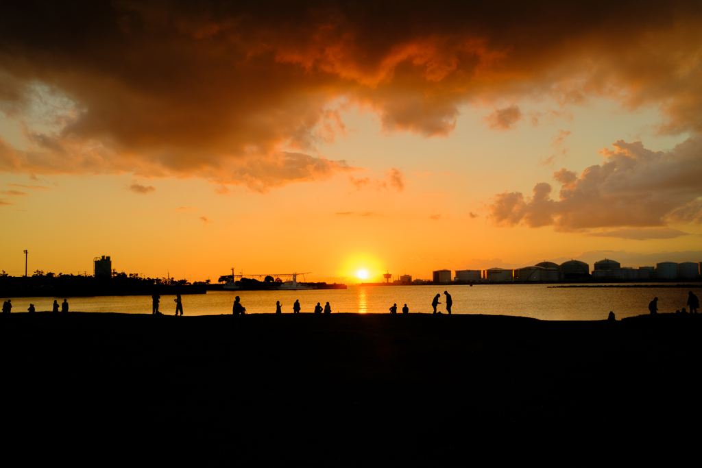 夕日と人々