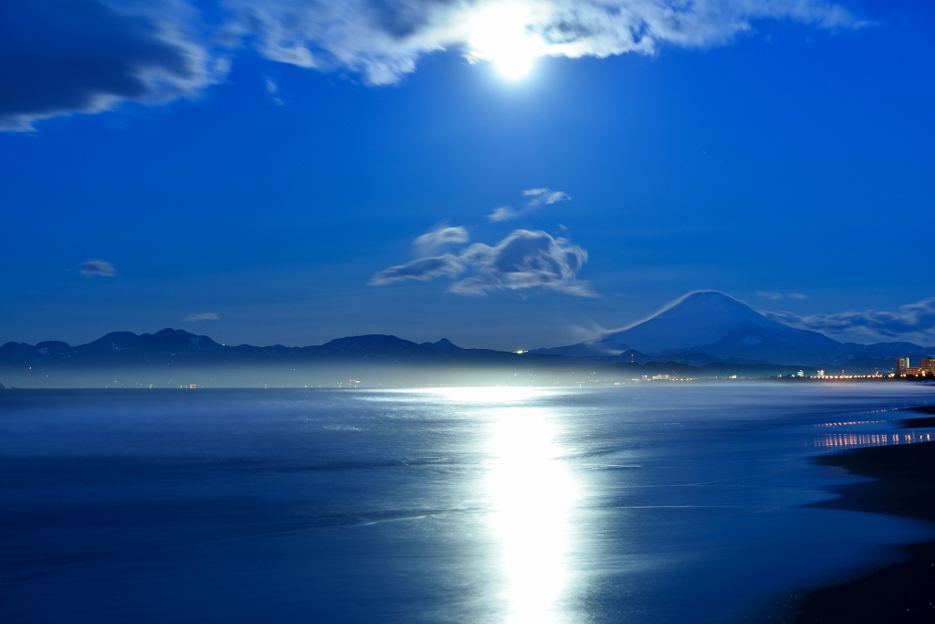 月の渚と富士山と