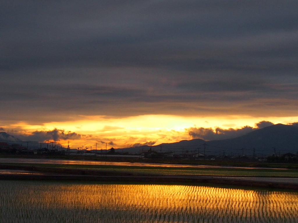 雨上がりの夕空