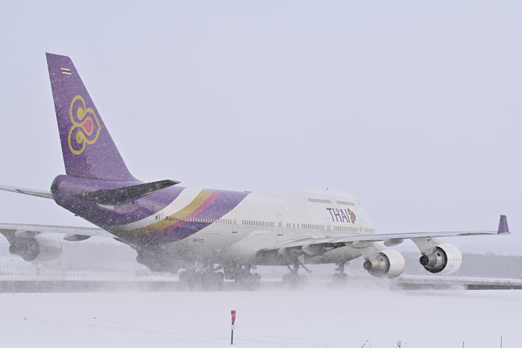 雪煙をあげて