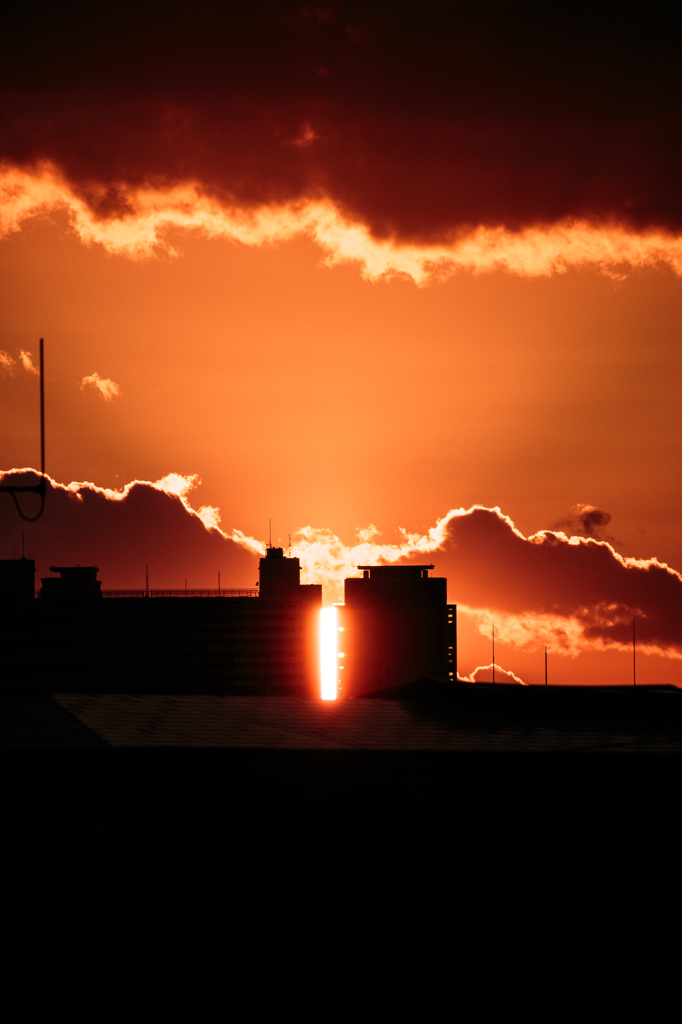 寒の戻りの夕日
